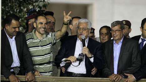 Abbas met vrijgelaten gevangenen (aug. 2013)