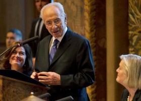 Bezoek Peres Nederland aanleiding om kritiek te spuien