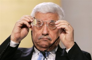 Abbas maakt zijn bril schoon