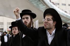 Ultraorthodoxe joden blokkeren wegen in Israël om dienstplicht (februari 2014)