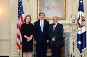 Tzipi Livni, John Kerry en Saeb Erekat bij het begin van de onderhandelingen op 30 juli 2013. (Foto: State Department)