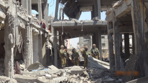 soldiers-Gaza-ruins