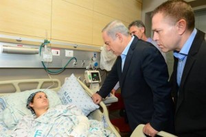 Premier Netanyahu en veiligheidsminister Gilad Erdan bezoeken in het ziekenhuis Adele Banita, die haar man Aharon verloor bij een aanval in de oude stad van Jeruzalem op 3 oktober (foto Kobi Gideon/GPO)