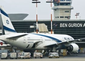 Nederlandse politici vliegen af en aan op luchthaven Ben-Gurion (NRC)