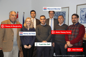 Twee Nederlandse vertegenwoordigers op de foto met o.a. drie PFLP terroristen.